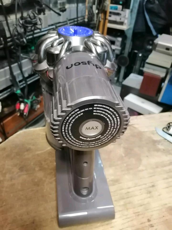 DYSON V6 trigger+, Akku-Staubsauger mit NEUEN Akku und Zubehör!!