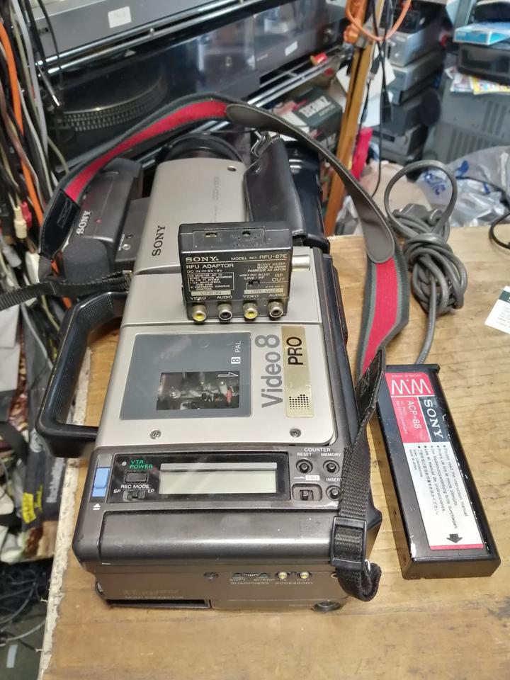 SONY CCD-V100E, Videocamera Video 8 + RFU-87E, mit Zubehör!!