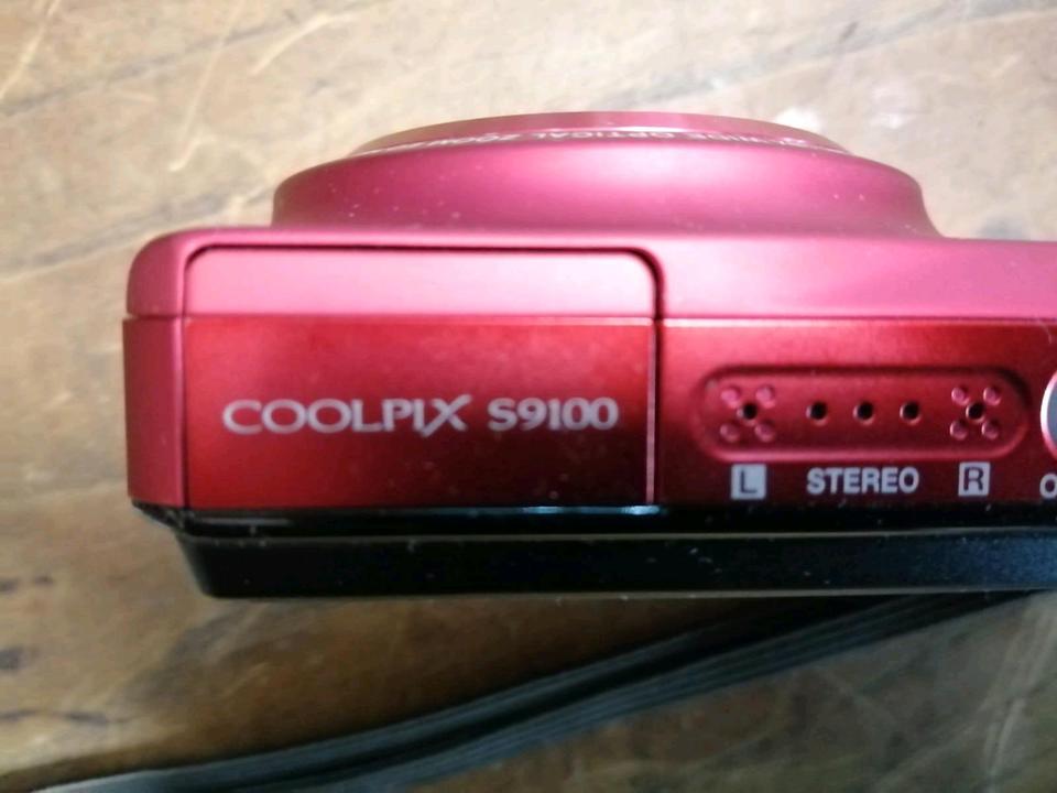 NIKON S9100, Digital-Kamera mit Zubehör, rot, OHNE Speicherkarte!