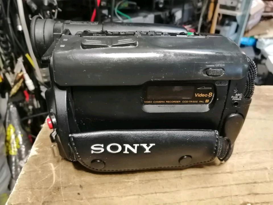 SONY CCD-TR55E, Videocamera Hi8 und Video 8 mit Zubehör!!!