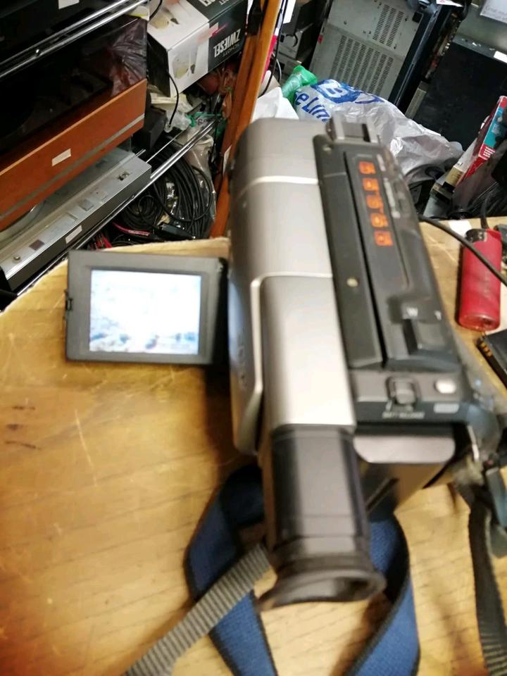 SONY CCD-TRV77E, Videocamera Hi8 und Video 8 mit Zubehör!!