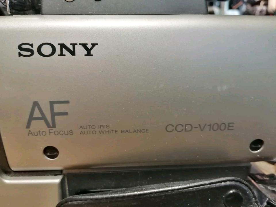 SONY CCD-V100E, Videocamera Video 8 + RFU-87E, mit Zubehör!!