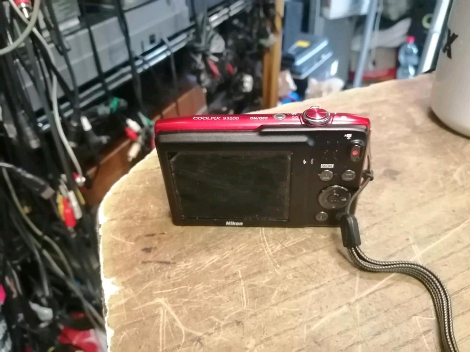 NIKON COOLPIX S3200, Digital-Kamera mit Zubehör, Rot!!