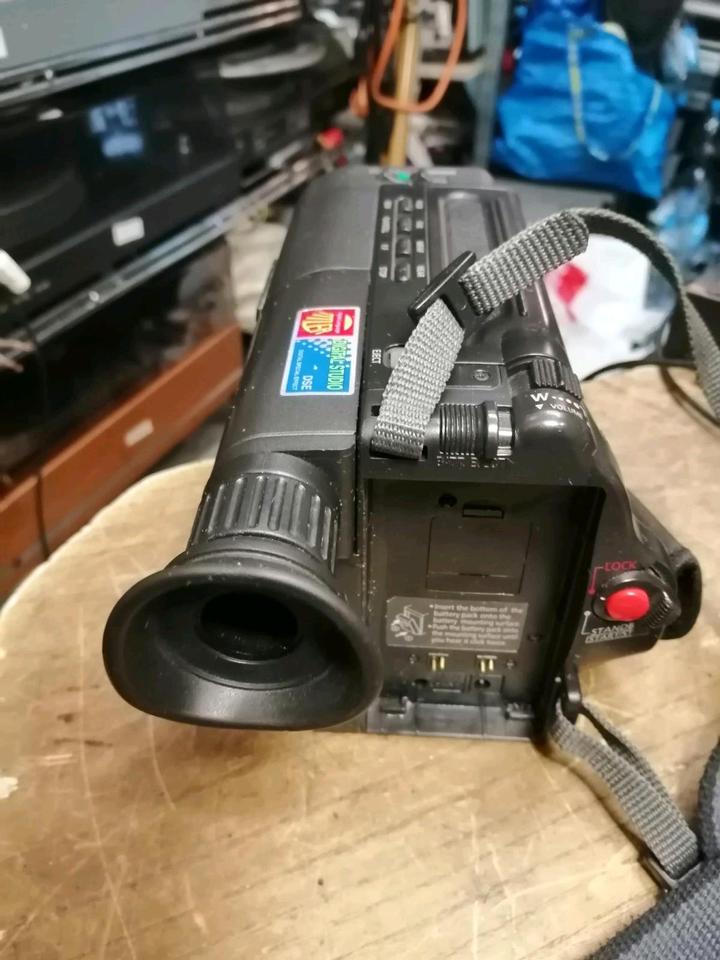 MEDION MD-9010, Videocamera Video 8 mit Zubehör!!