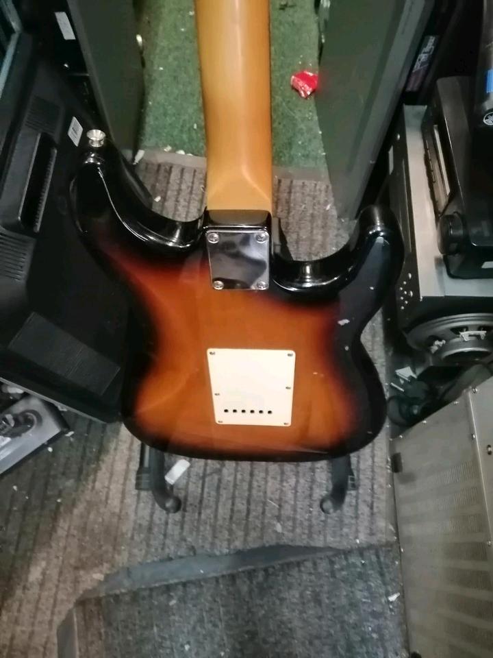 SQUIER STRAT, E-Gitarre für Linkshänder!!