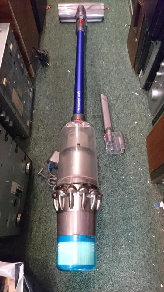 DYSON V11 absolute, Akku-Staubsauger mit Zubehör!!