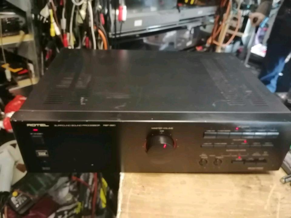 ROTEL RSP-980 Surround Sound Prozessor.