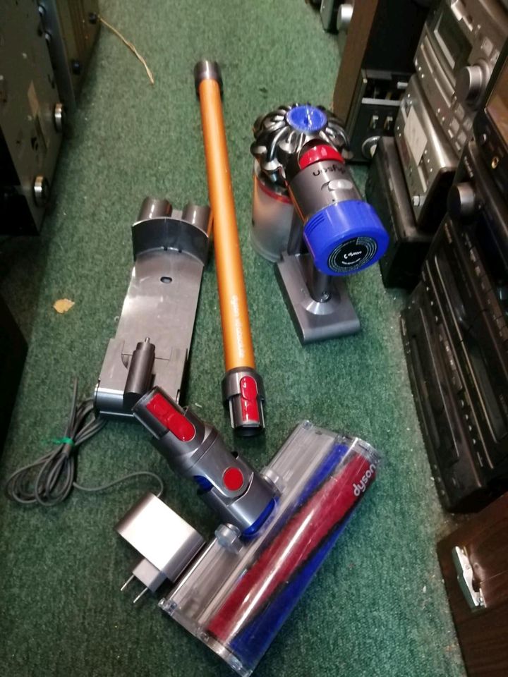 DYSON V8 absolute, Akku-Staubsauger mit Zubehör!!