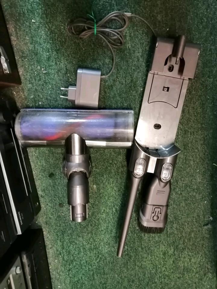 DYSON V6 Fluffy, Akku-Staubsauger mit Zubehör!!