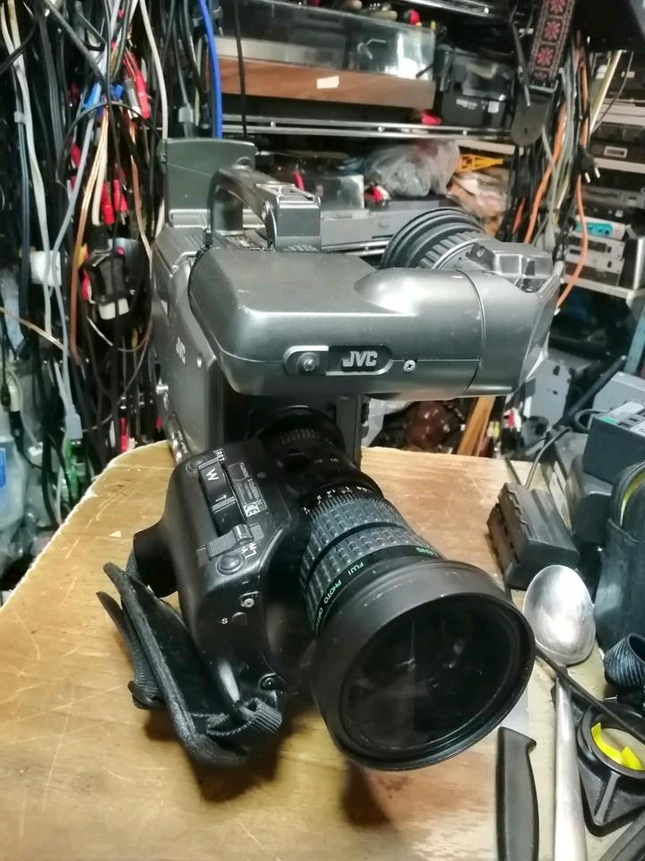 JVC GY-DV500, MiniDV-Videocamera mit einem Adapter!!