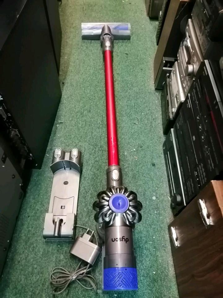 DYSON V6 Total Clean, Akku-Staubsauger mit NEUEN Akku und Zubehö!