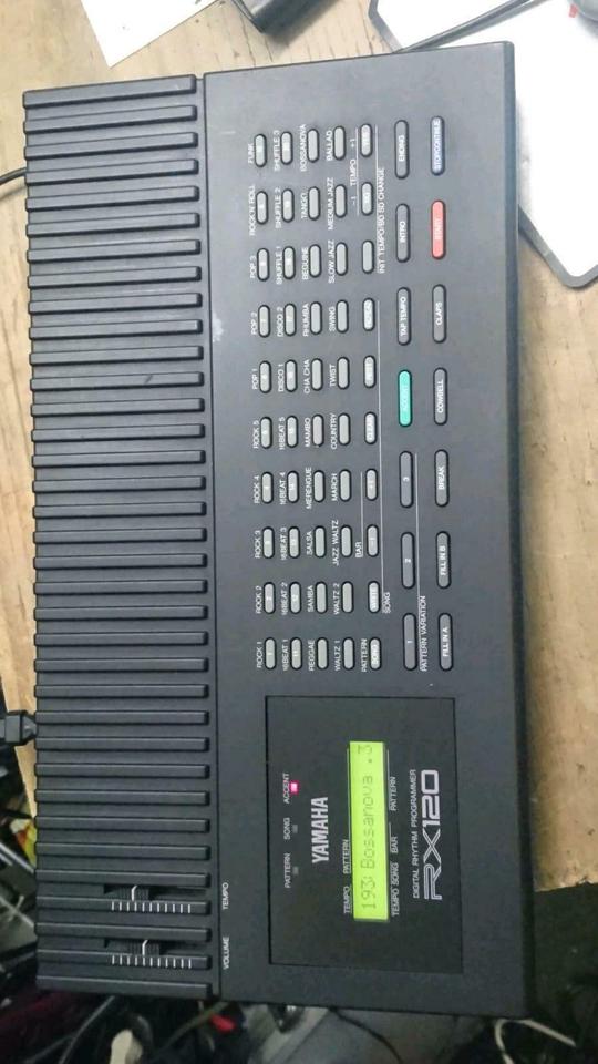 YAMAHA RX120 Digital Rhythm Programmer, mit Universal-Adapter