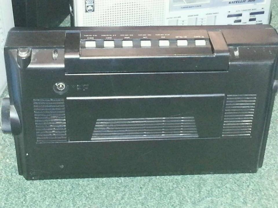 2 GRUNDIG Satellit 300, 2 Radios, Silber und schwarz