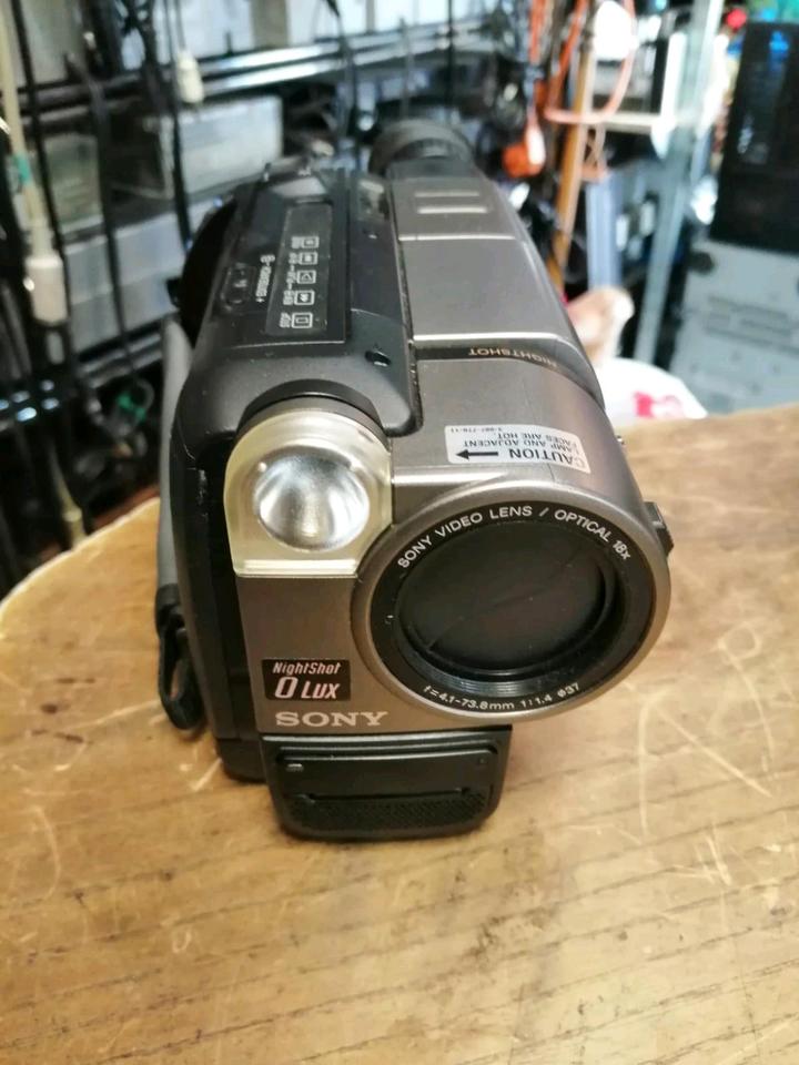 SONY CCD-TR515E, Videocamera Hi8 und Video 8, mit Zubehör!!!