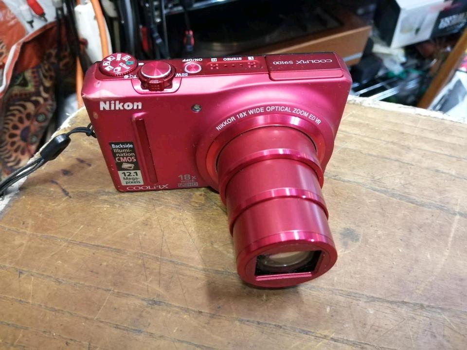 NIKON S9100, Digital-Kamera mit Zubehör, rot, OHNE Speicherkarte!