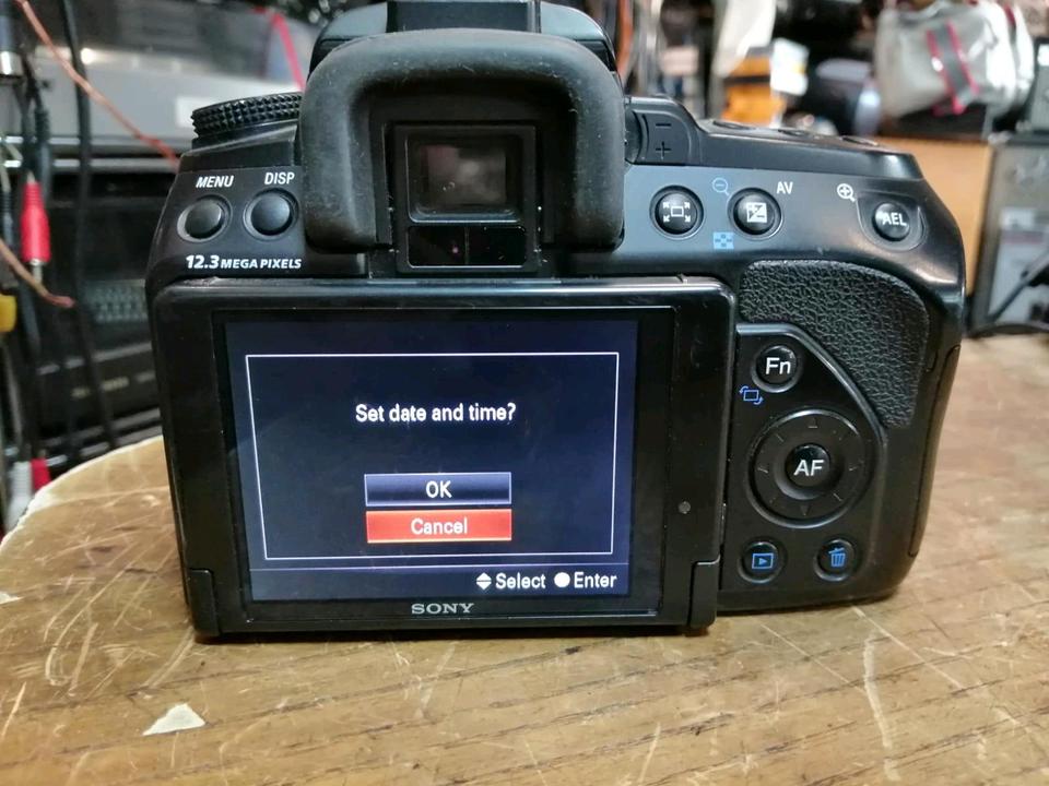SONY ALPHA 500 Digitalkamera + SONY DT Objektiv + Zubehör!!