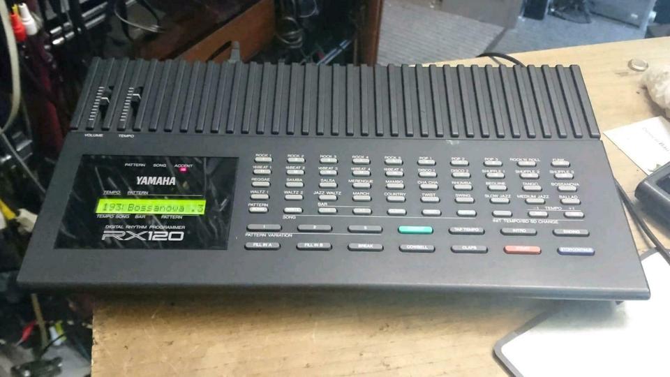 YAMAHA RX120 Digital Rhythm Programmer, mit Universal-Adapter