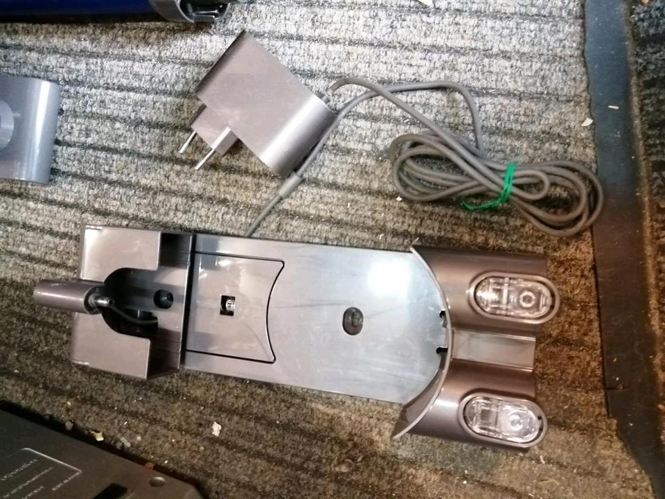 DYSON V6 fluffy, Akku-Staubsauger mit Zubehör