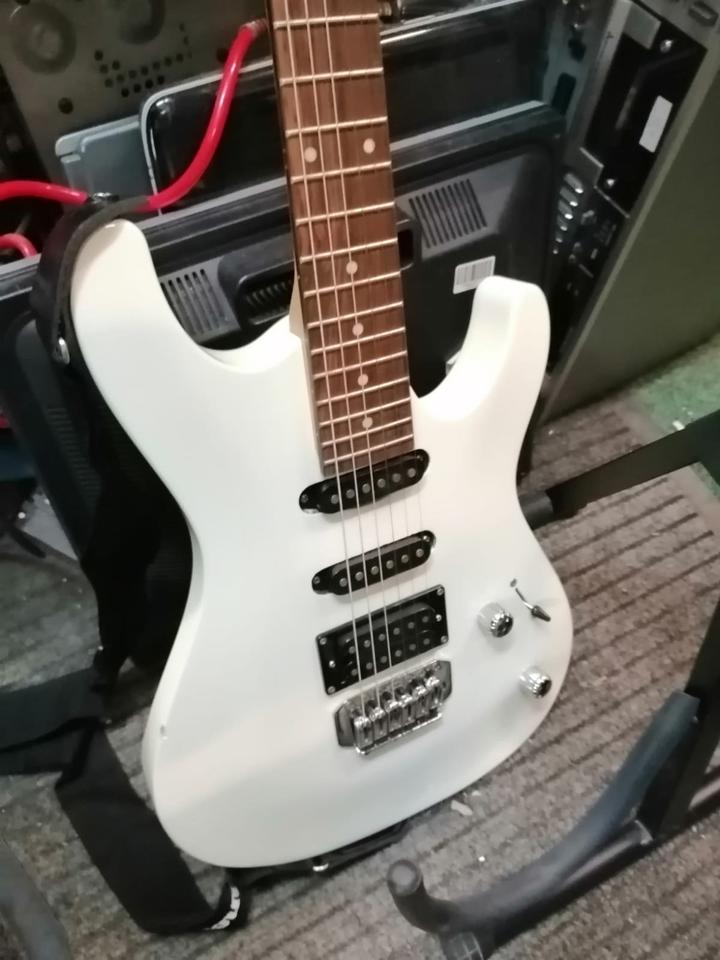 IBANEZ GIO, E-Gitarre, Farbe: weiß, made in China!!!