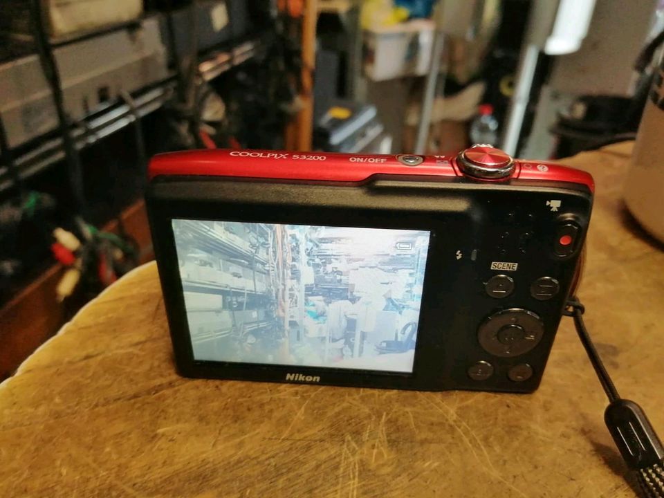 NIKON COOLPIX S3200, Digital-Kamera mit Zubehör, Rot!!