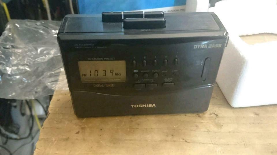 TOSHIBA KT-4522, AM/FM Radio Cassette Player/Walkman, NEU & OVP!