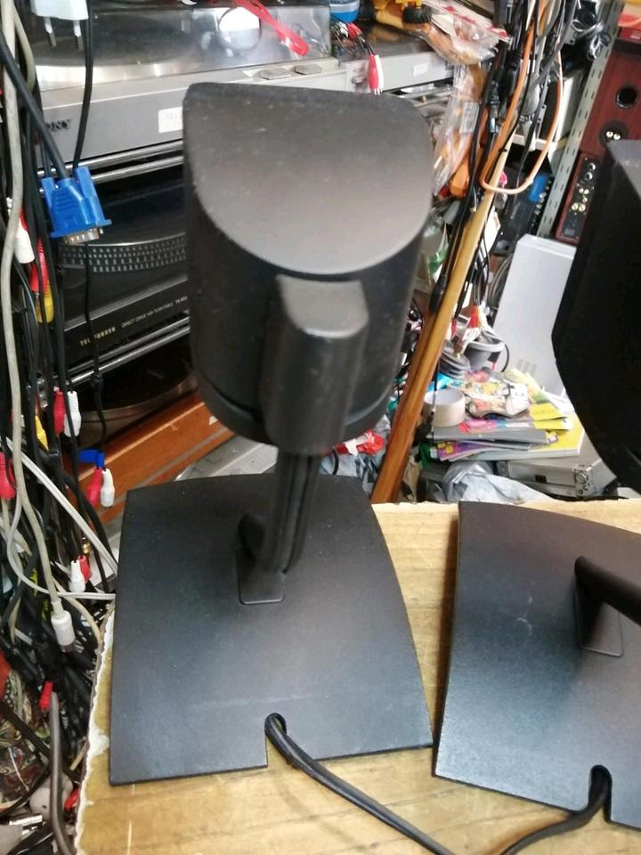 2 BOSE Tischstative UTS-20 + BOSE Boxen Series II, guter Zustand!