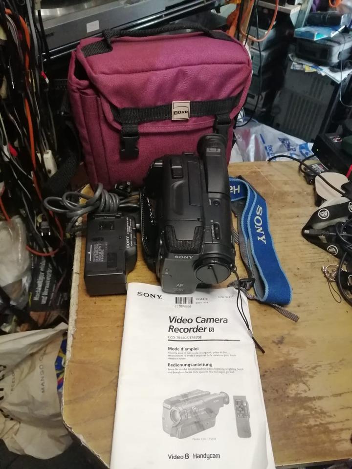 SONY CCD-TR550E, Videocamera Hi8 und Video 8, mit Zubehör!!!