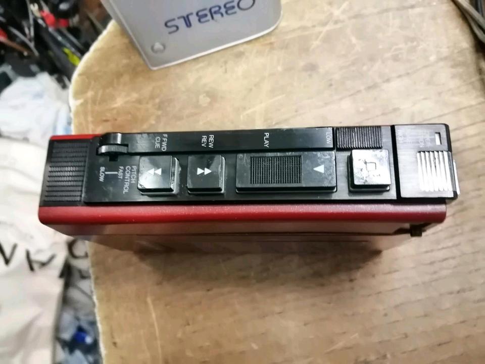 SANYO M4440, Walkman, rot, OHNE Adapter!!!