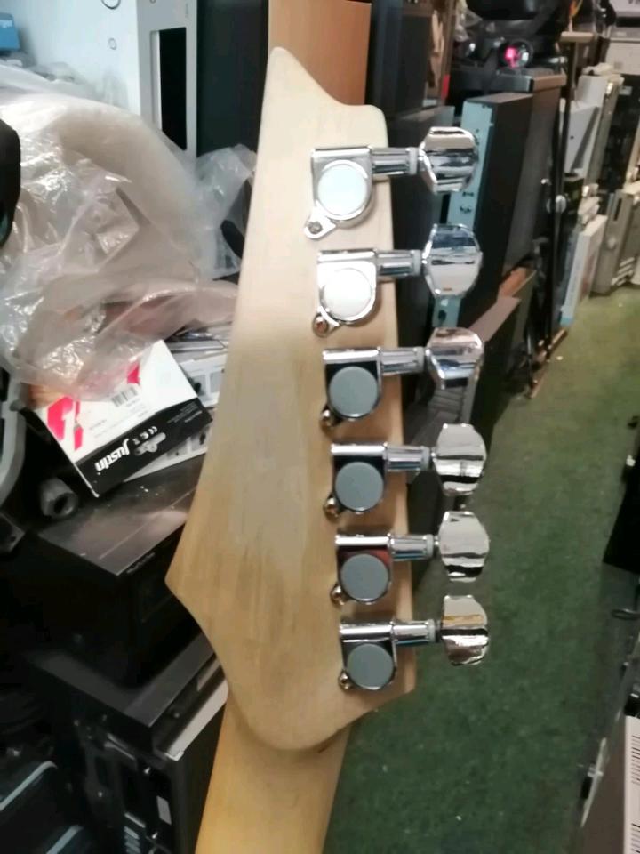 IBANEZ GIO, E-Gitarre, Farbe: weiß, made in China!!!