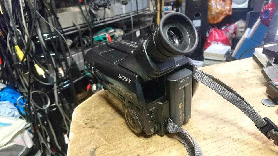 SONY CCD-TR415E, Videocamera Hi8 und Video 8, mit Zubehör!!!