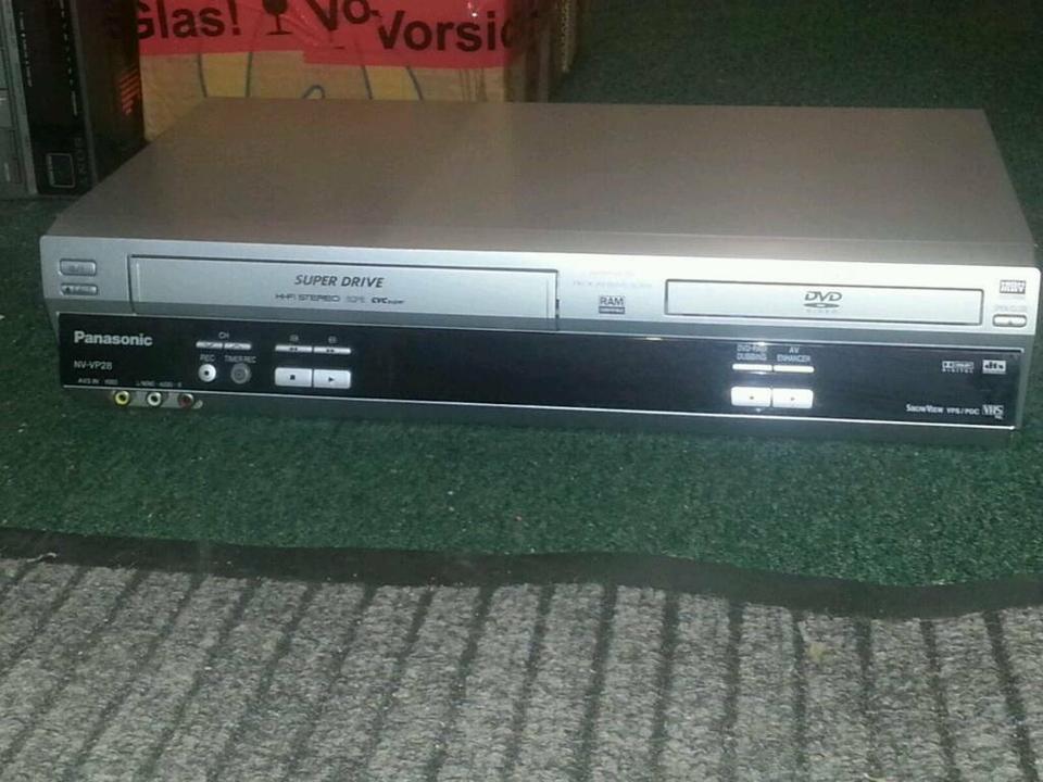 PANASONIC NV-VP28; DVD-Player/Videocassetten-Recorder,toll