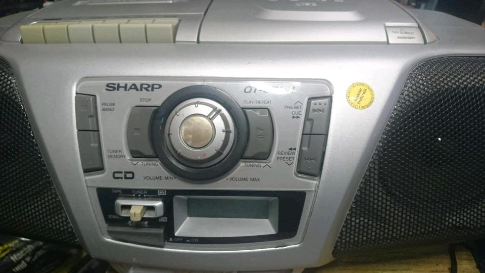 SHARP QT-141H(SL), Cassette/Radio/CD-Player, etwas DEFEKT!!