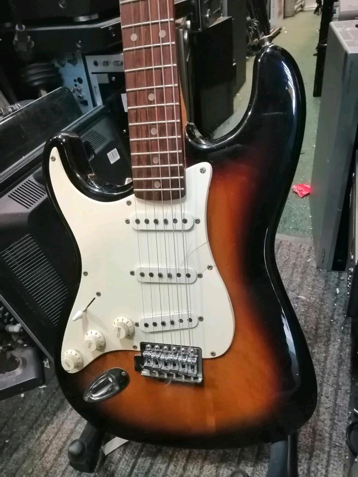 SQUIER STRAT, E-Gitarre für Linkshänder!!
