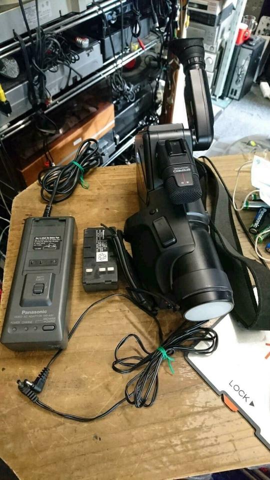 PANASONIC NV-MS95E, VHS-Videocamera mit Zubehör!