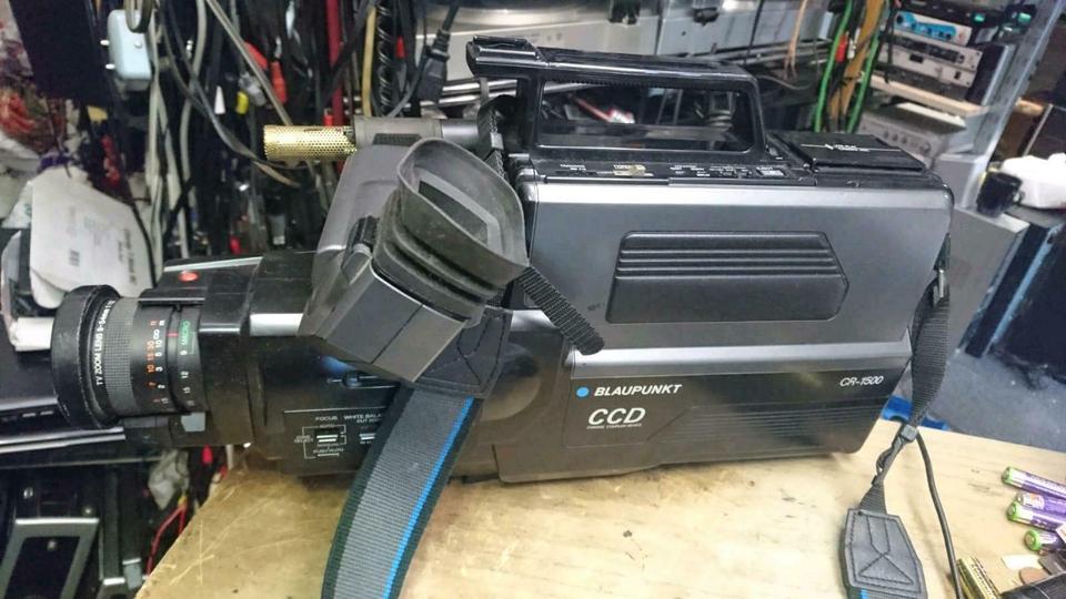 BLAUPUNKT CR-1500, VHS-Videocamera mit Ladegerät (ohne Akku)