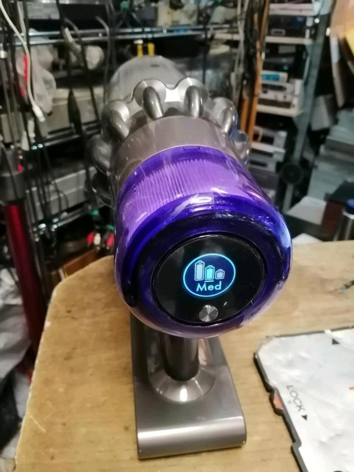 DYSON V11, Akku-Staubsauger mit Zubehör!!!