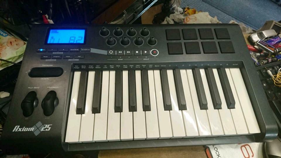 M-AUDIO AXIOM 25, kleines Keyboard mit Universal-Adapter