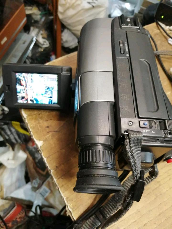 SONY CCD-TRV24E, Videocamera/Recorder mit Zubehör!!