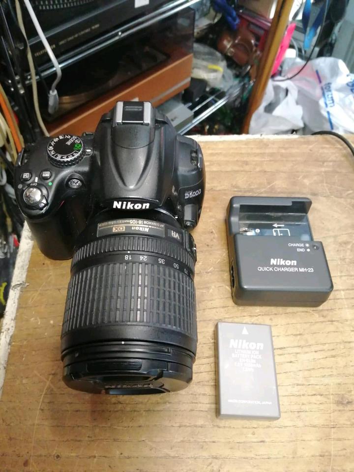 NIKON D5000 Digital-Kamera + NIKON NIKKOR Objektiv, guter Zustan!