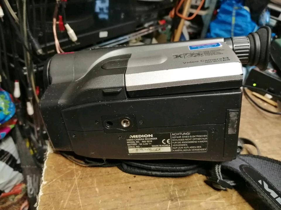 MEDION MD-9010, Videocamera Video 8 mit Zubehör!!