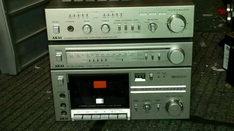 AKAI-Musikanlage: UC-U2 Amplifier;Tuner;Cassette(etwas DEFEKT)