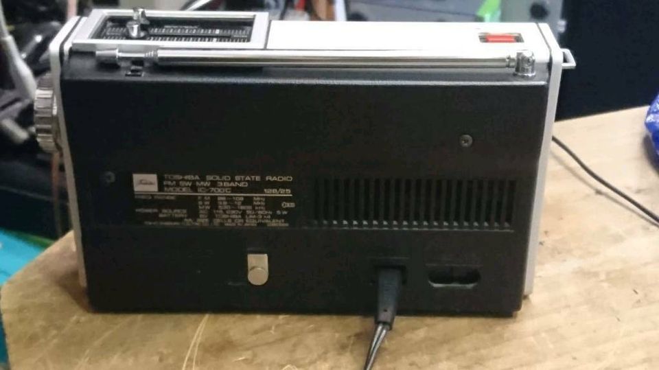 TOSHIBA Solid State IC-700 C, 3 Band Radio, guter Zustand!