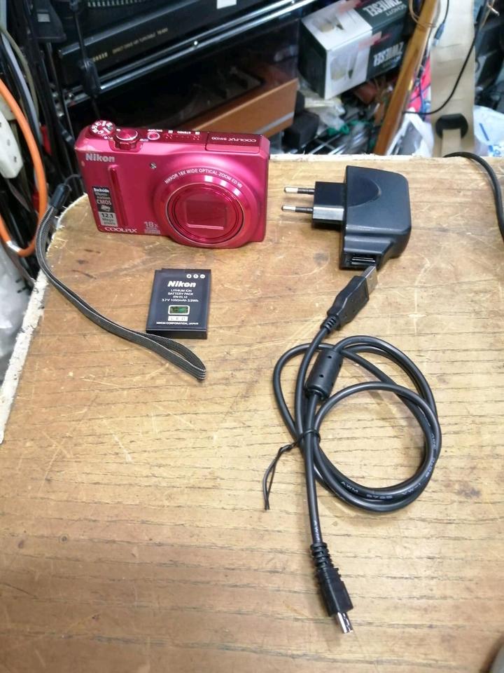 NIKON S9100, Digital-Kamera mit Zubehör, rot, OHNE Speicherkarte!