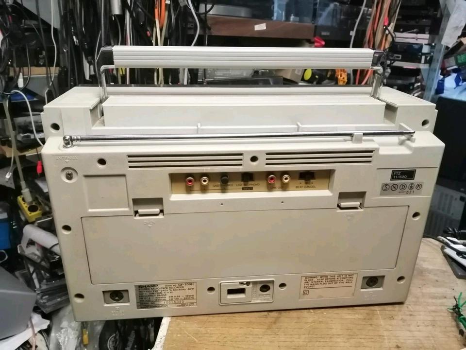 SHARP GF-700H, Radio-Cassetten-Recorder OHNE Boxen, etwas DEFEKT!