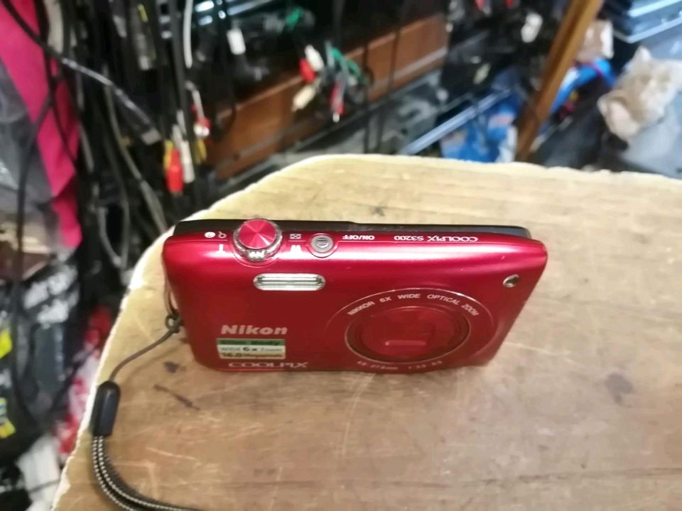 NIKON COOLPIX S3200, Digital-Kamera mit Zubehör, Rot!!