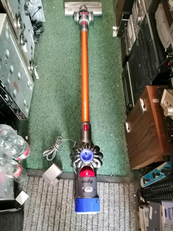 DYSON V8 absolute Akku-Staubsauger, Bürste mit Licht und Zubehör!