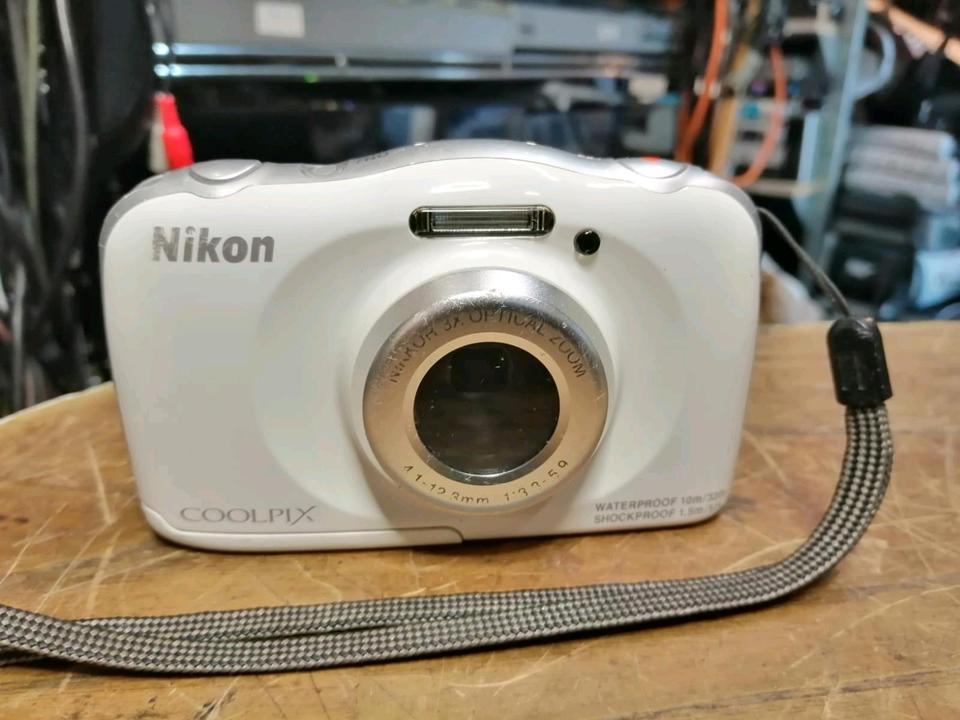 NIKON COOLPIX S33, Digital-Kamera mit Zubehör!!!