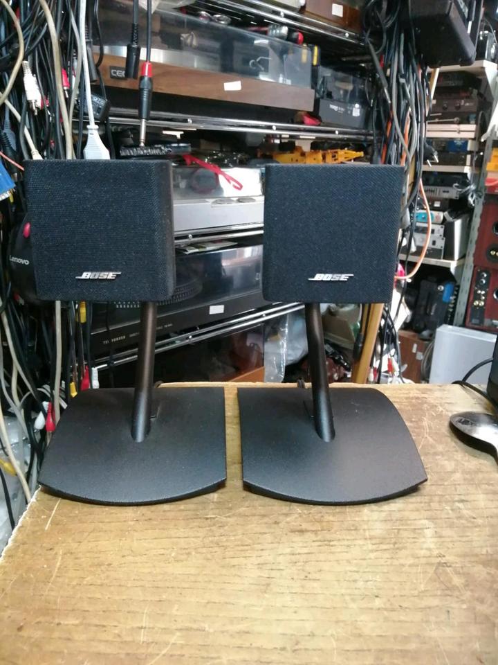 2 BOSE Tischstative UTS-20 + BOSE Boxen Series II, guter Zustand!