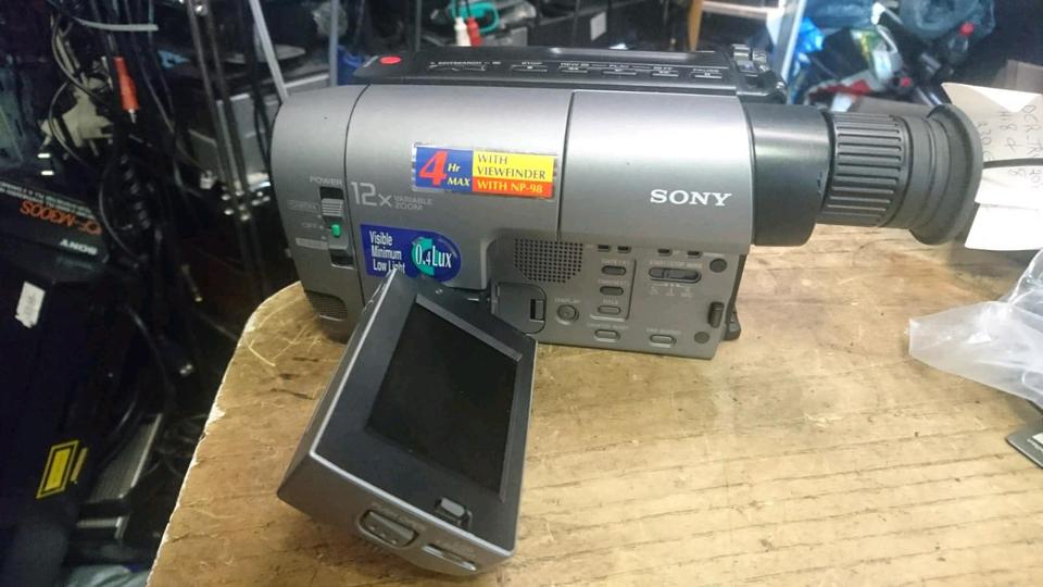 SONY CCD-TRV11E, Videocamera Hi8 und Video 8 mit Zubehör!!