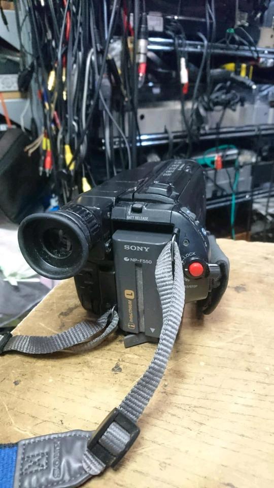 SONY CCD-TR415E, Videocamera Hi8 und Video 8, mit Zubehör!!!